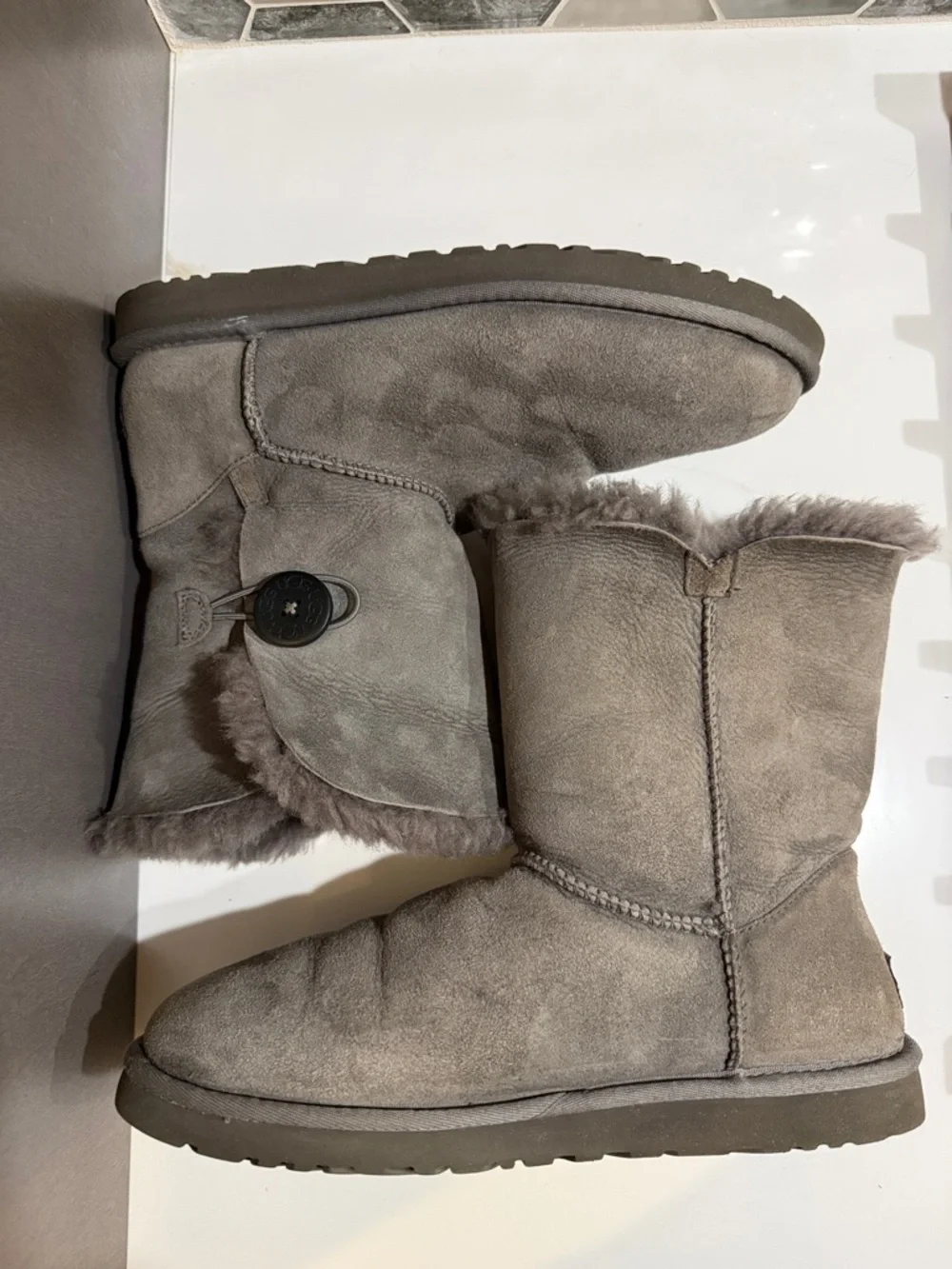 EUC UGG Bailey Button Sheepskin Boots Sz 9